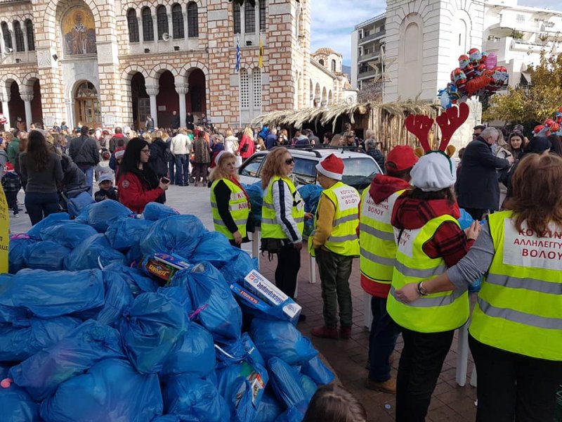 Παραμονή Χριστουγέννων 2018  Η Κουζίνα Αλληλεγγύης μοίρασε, όπως κάθε χρόνο, παιχνίδια στα παιδιά και η ΕΠΟΜΕΑ ήταν εκεί για την παροχή κάθε β