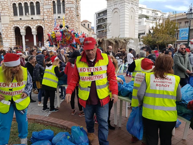 Παραμονή Χριστουγέννων 2018  Η Κουζίνα Αλληλεγγύης μοίρασε, όπως κάθε χρόνο, παιχνίδια στα παιδιά και η ΕΠΟΜΕΑ ήταν εκεί για την παροχή κάθε β