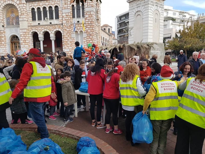 Παραμονή Χριστουγέννων 2018  Η Κουζίνα Αλληλεγγύης μοίρασε, όπως κάθε χρόνο, παιχνίδια στα παιδιά και η ΕΠΟΜΕΑ ήταν εκεί για την παροχή κάθε β