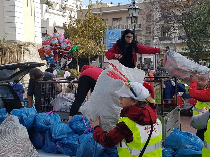 Παραμονή Χριστουγέννων 2018  Η Κουζίνα Αλληλεγγύης μοίρασε, όπως κάθε χρόνο, παιχνίδια στα παιδιά και η ΕΠΟΜΕΑ ήταν εκεί για την παροχή κάθε β