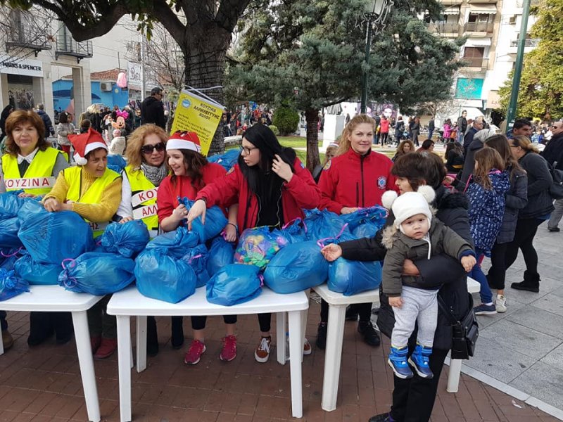 Παραμονή Χριστουγέννων 2018  Η Κουζίνα Αλληλεγγύης μοίρασε, όπως κάθε χρόνο, παιχνίδια στα παιδιά και η ΕΠΟΜΕΑ ήταν εκεί για την παροχή κάθε β