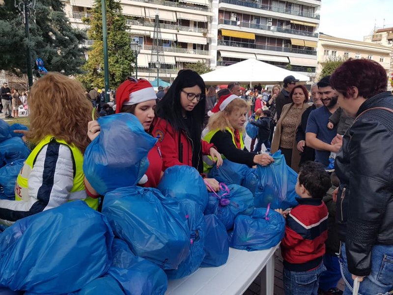 Παραμονή Χριστουγέννων 2018  Η Κουζίνα Αλληλεγγύης μοίρασε, όπως κάθε χρόνο, παιχνίδια στα παιδιά και η ΕΠΟΜΕΑ ήταν εκεί για την παροχή κάθε β