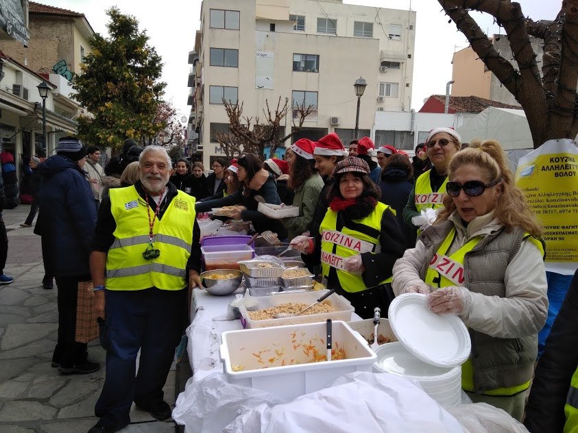 Είκοσι φοιτητές – τριες μαγείρεψαν από το υστέρημά τους και πρόσφεραν φαγητά και γλυκά