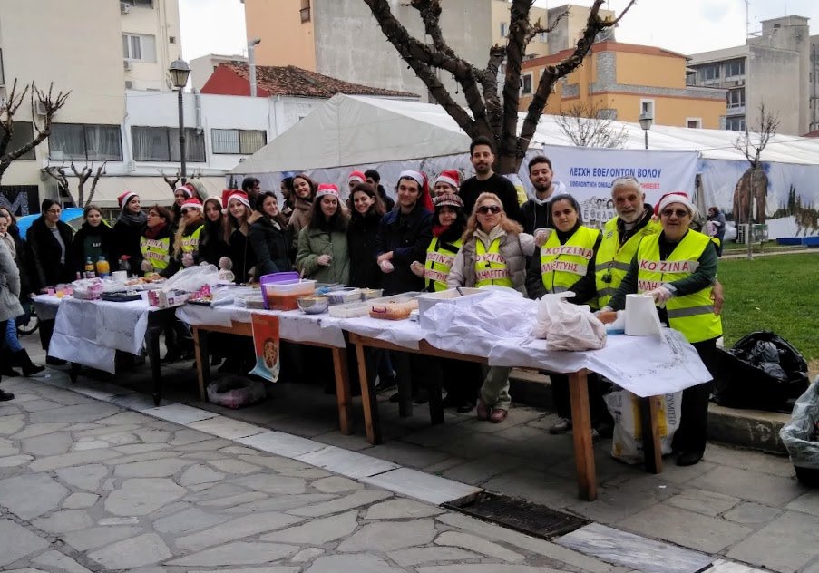 Είκοσι φοιτητές – τριες μαγείρεψαν από το υστέρημά τους και πρόσφεραν φαγητά και γλυκά