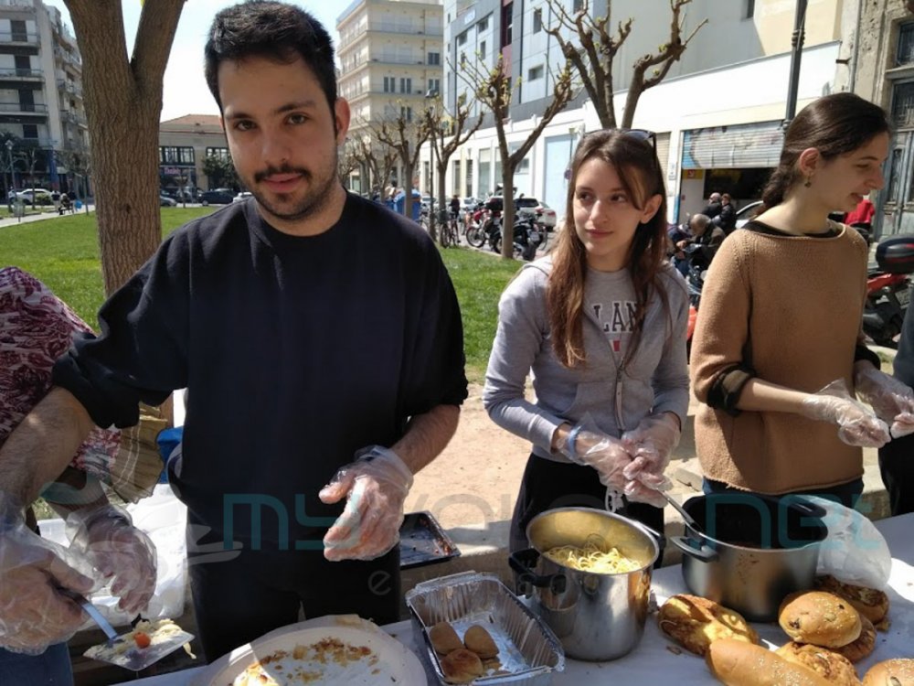 Φοιτητές-τριες της Αρχιτεκτονικής μαγείρεψαν και προσέφεραν γεύμα μαζί με την Κουζίνα Αλληλεγγύης