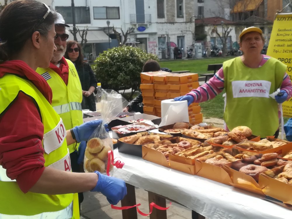 Μαθητές του 3ου ΓΕΛ και η Κουζίνα Αλληλεγγύης πρόσφεραν φαγητό σε απόρους