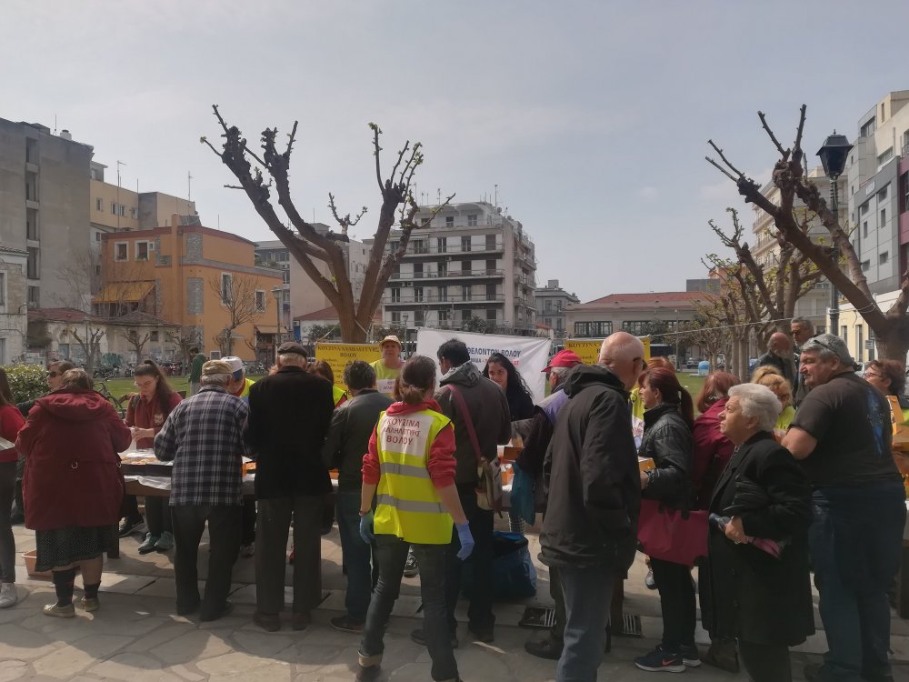 Μαθητές του 3ου ΓΕΛ και η Κουζίνα Αλληλεγγύης πρόσφεραν φαγητό σε απόρους