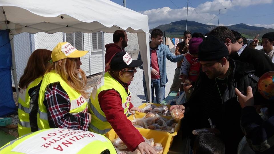 Τρόφιμα και παιχνίδια στους πρόσφυγες στο Αερινό, 26-3-2016