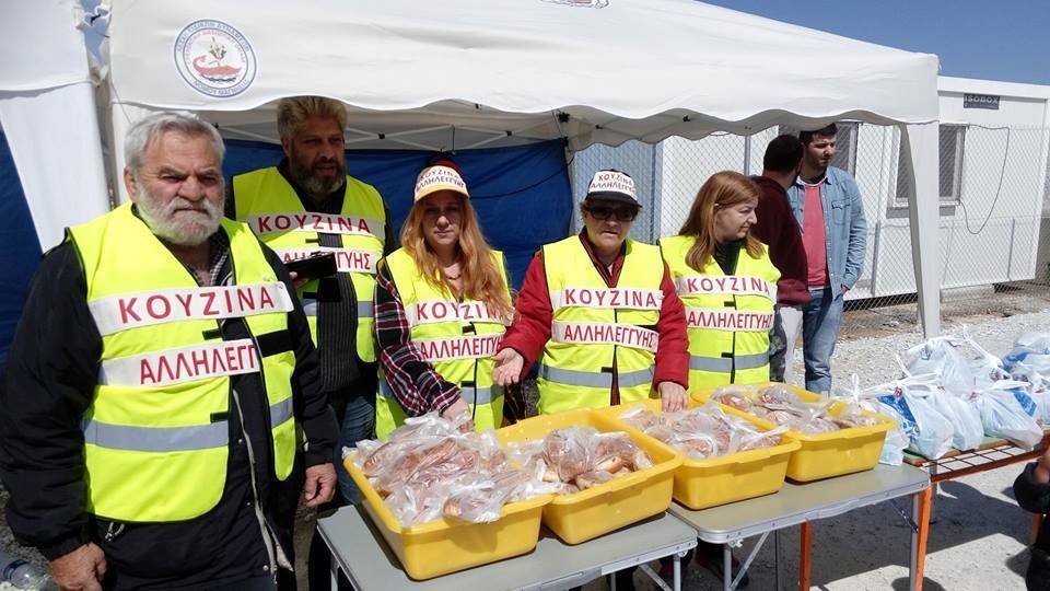 Τρόφιμα και παιχνίδια στους πρόσφυγες στο Αερινό, 26-3-2016