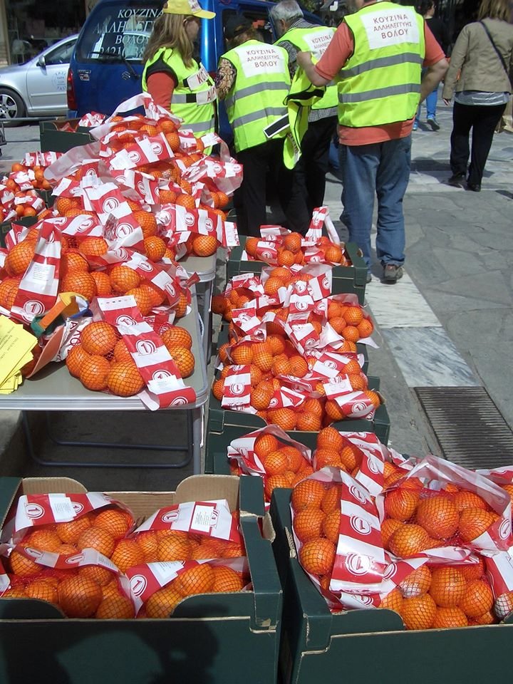 Μοίρασαν πορτοκάλια στην Πλατεία Πανεπιστημίου, 6-5-2016