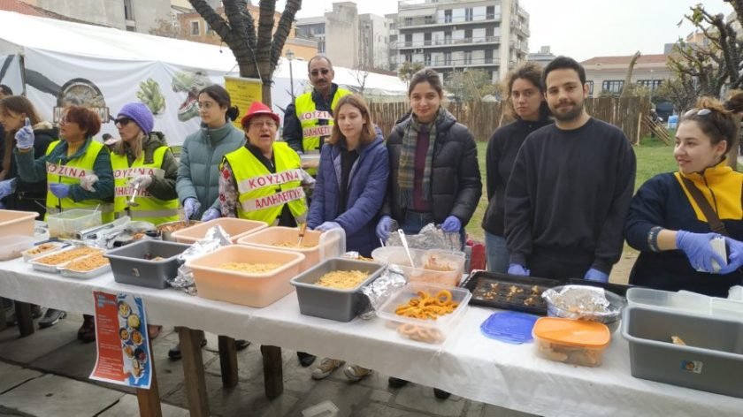 Φοιτητές του Τμήματος Αρχιτεκτόνων μαγείρεψαν για τους περαστικούς μαζί με την Κουζίνα Αλληλεγγύης