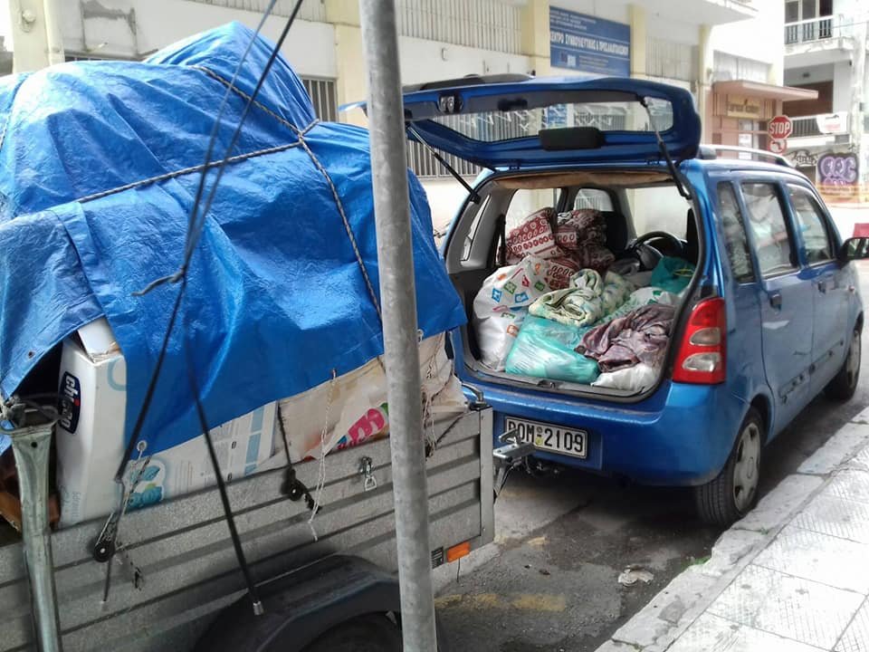 Προσφορά διαφόρων ειδών για τους σεισμόπληκτους της περιοχής Τυρνάβου Λάρισας