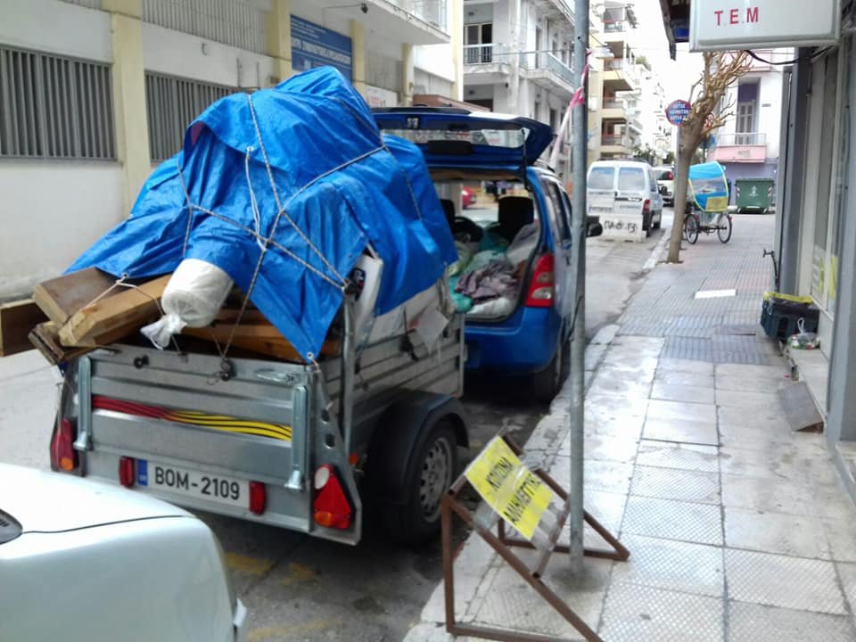 Προσφορά διαφόρων ειδών για τους σεισμόπληκτους της περιοχής Τυρνάβου Λάρισας