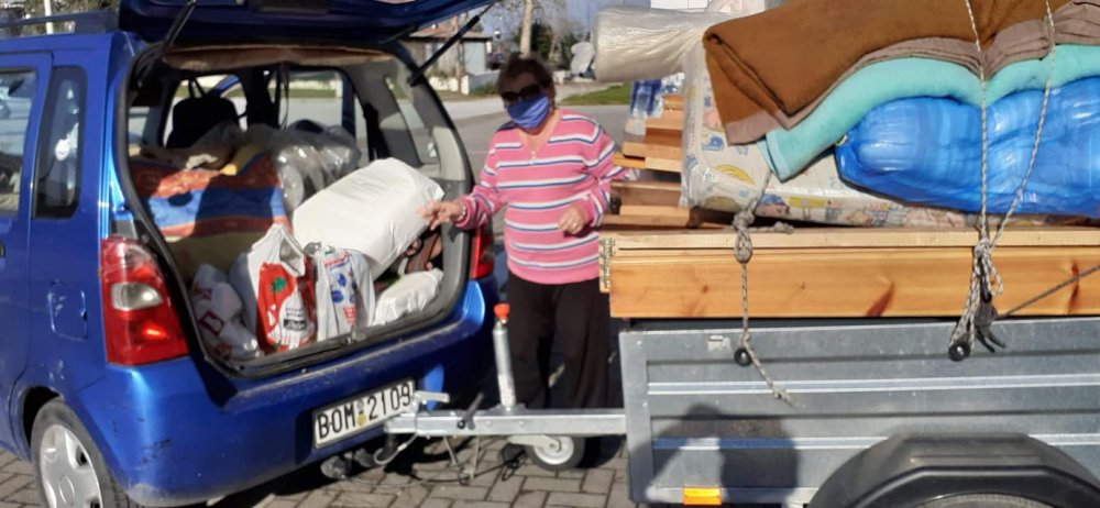 Προσφορά διαφόρων ειδών για τους σεισμόπληκτους της περιοχής Τυρνάβου Λάρισας