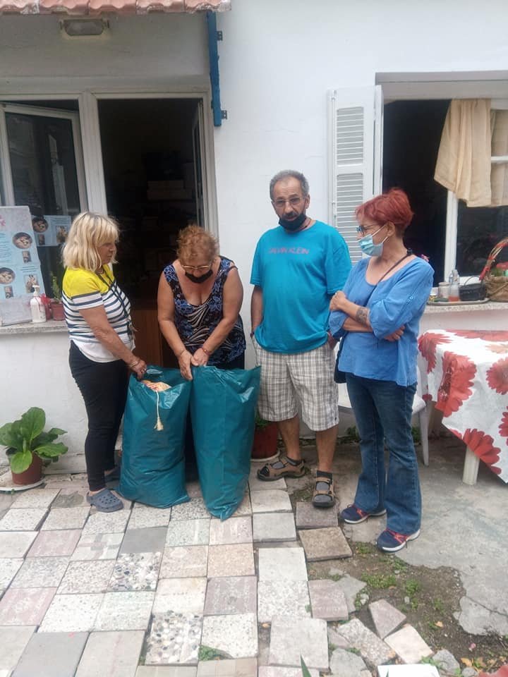 Προσφορά ειδών ρουχισμού και άλλων ειδών στον Πανελλήνιο Σύλλογο Μονογονεϊκών Οικογενειών και Απροστάτευτων Ατόμων