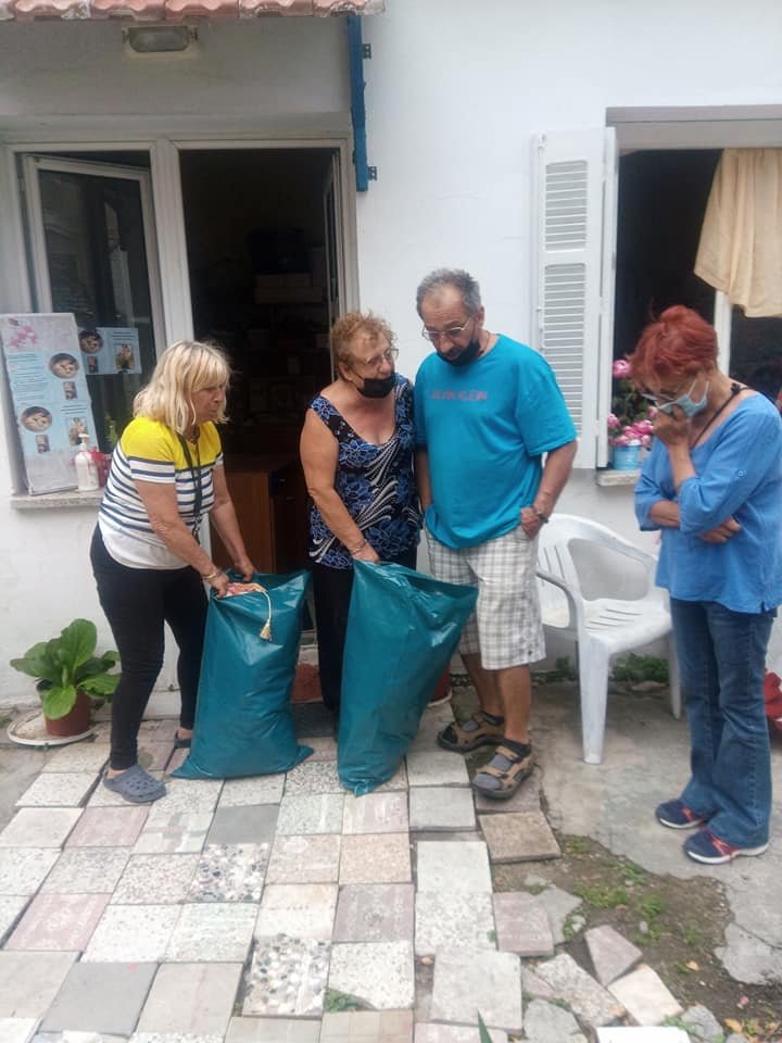 Προσφορά ειδών ρουχισμού και άλλων ειδών στον Πανελλήνιο Σύλλογο Μονογονεϊκών Οικογενειών και Απροστάτευτων Ατόμων