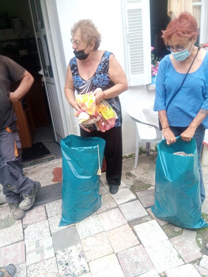 Προσφορά ειδών ρουχισμού και άλλων ειδών στον Πανελλήνιο Σύλλογο Μονογονεϊκών Οικογενειών και Απροστάτευτων Ατόμων