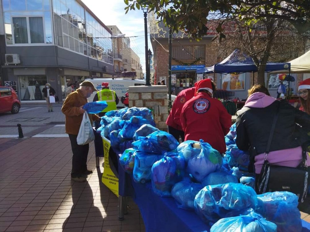 Η Κουζίνα Αλληλεγγύης Βόλου χάρισε παιχνίδια σε παιδιά