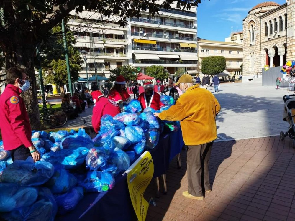 Η Κουζίνα Αλληλεγγύης Βόλου χάρισε παιχνίδια σε παιδιά