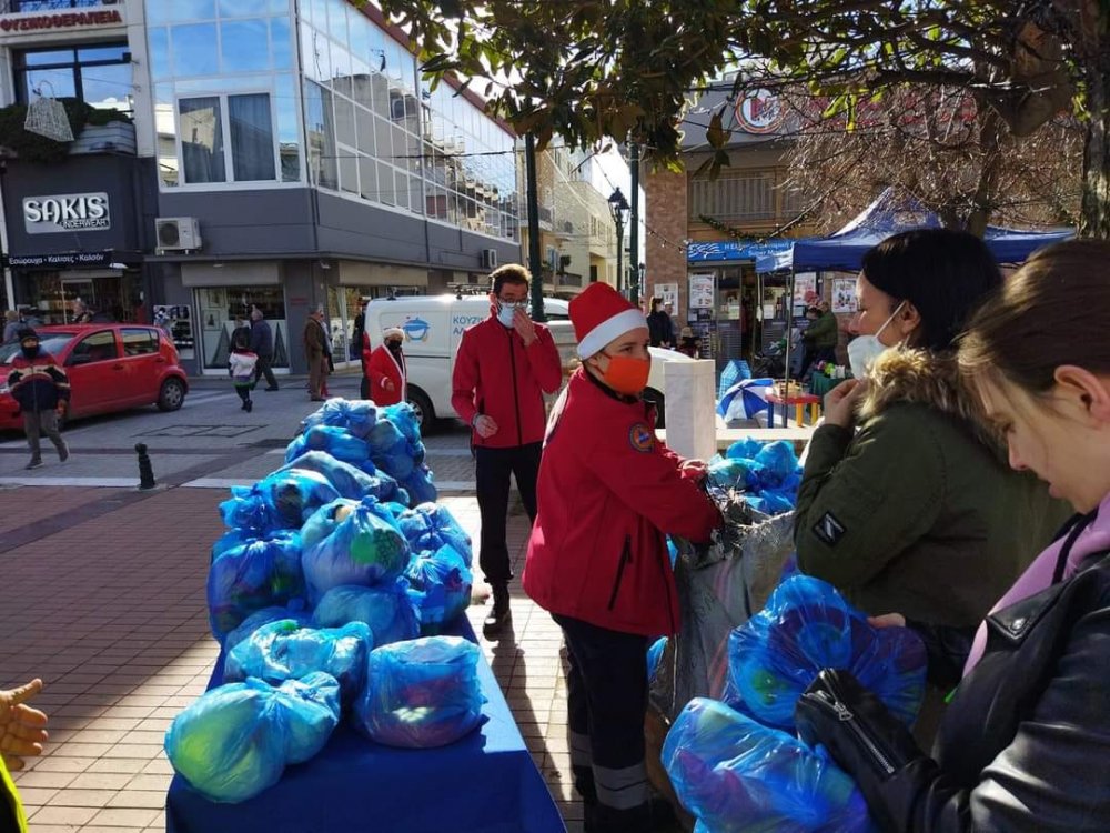 Η Κουζίνα Αλληλεγγύης Βόλου χάρισε παιχνίδια σε παιδιά