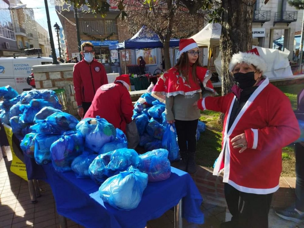 Η Κουζίνα Αλληλεγγύης Βόλου χάρισε παιχνίδια σε παιδιά