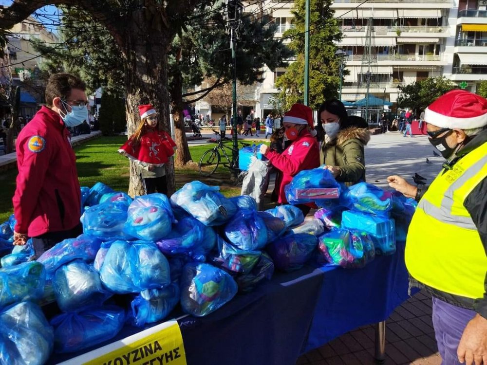 Η Κουζίνα Αλληλεγγύης Βόλου χάρισε παιχνίδια σε παιδιά