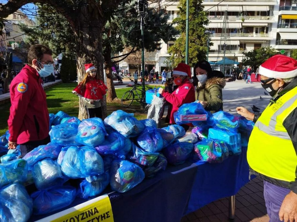 Η Κουζίνα Αλληλεγγύης Βόλου χάρισε παιχνίδια σε παιδιά 