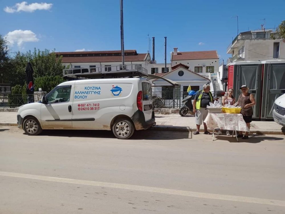 Η Κουζίνα Αλληλεγγύης Βόλου πρόσφερε φαγητό στη λαϊκή αγορά της Νέας Ιωνίας Βόλου