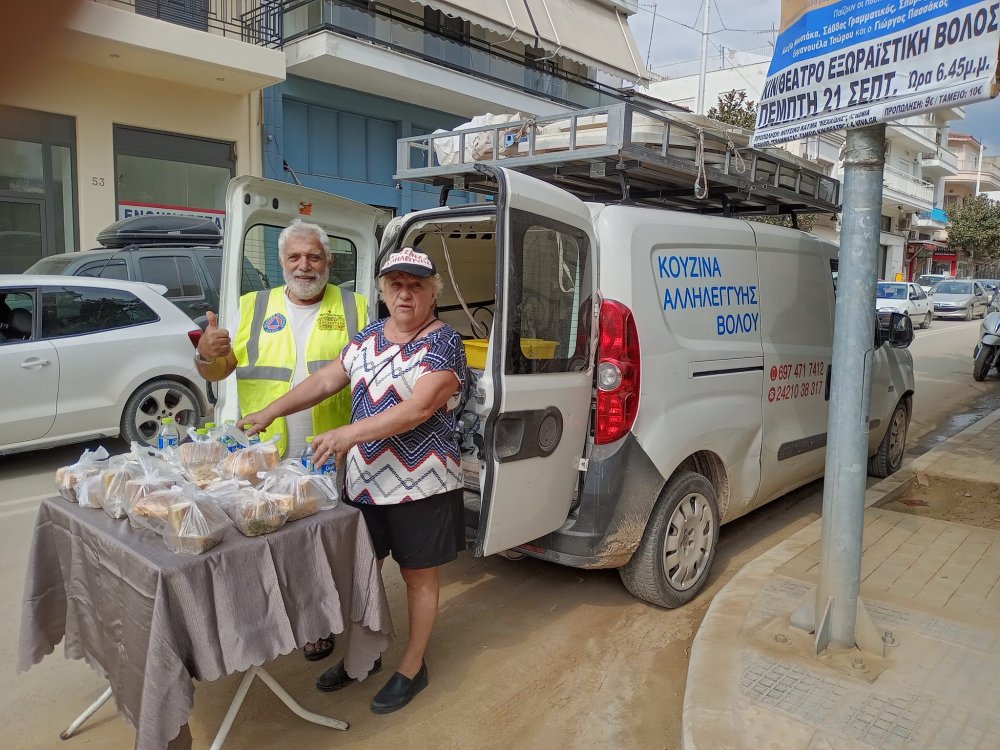 Η Κουζίνα Αλληλεγγύης Βόλου σε συνεργασία με τη Λέσχη Εθελοντών Βόλου πρόσφερε φαγητό και νερό