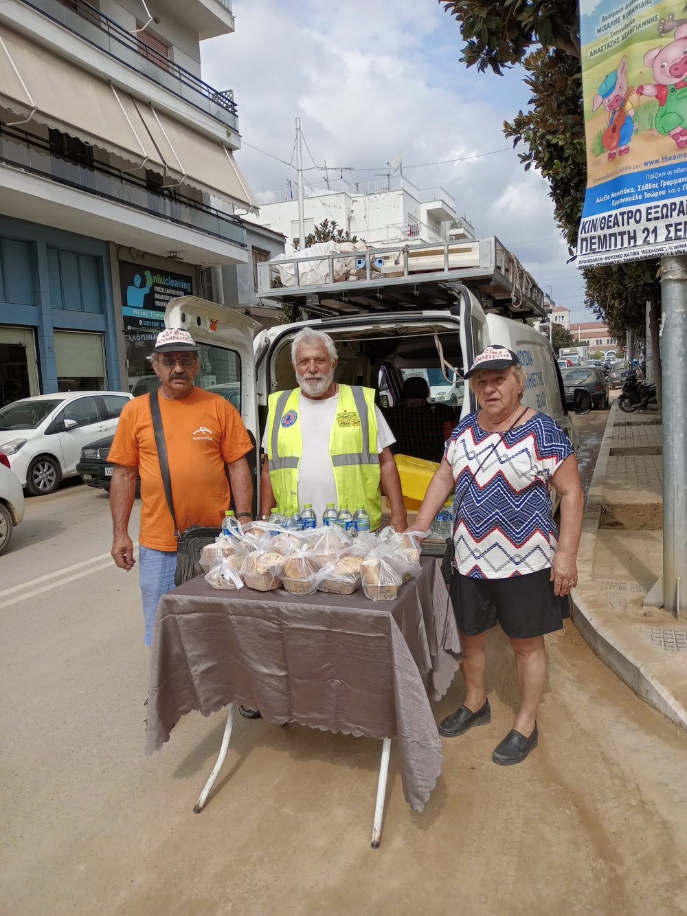 Η Κουζίνα Αλληλεγγύης Βόλου σε συνεργασία με τη Λέσχη Εθελοντών Βόλου πρόσφερε φαγητό και νερό