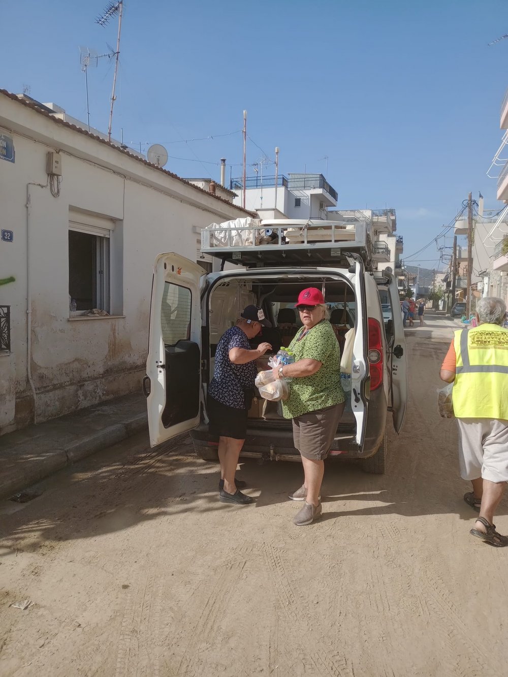 H Κουζίνα Αλληλεγγύης Βόλου μοίρασε φαγητό και νερά στην περιοχή Παλαιό Λιμεναρχείο Βόλου 