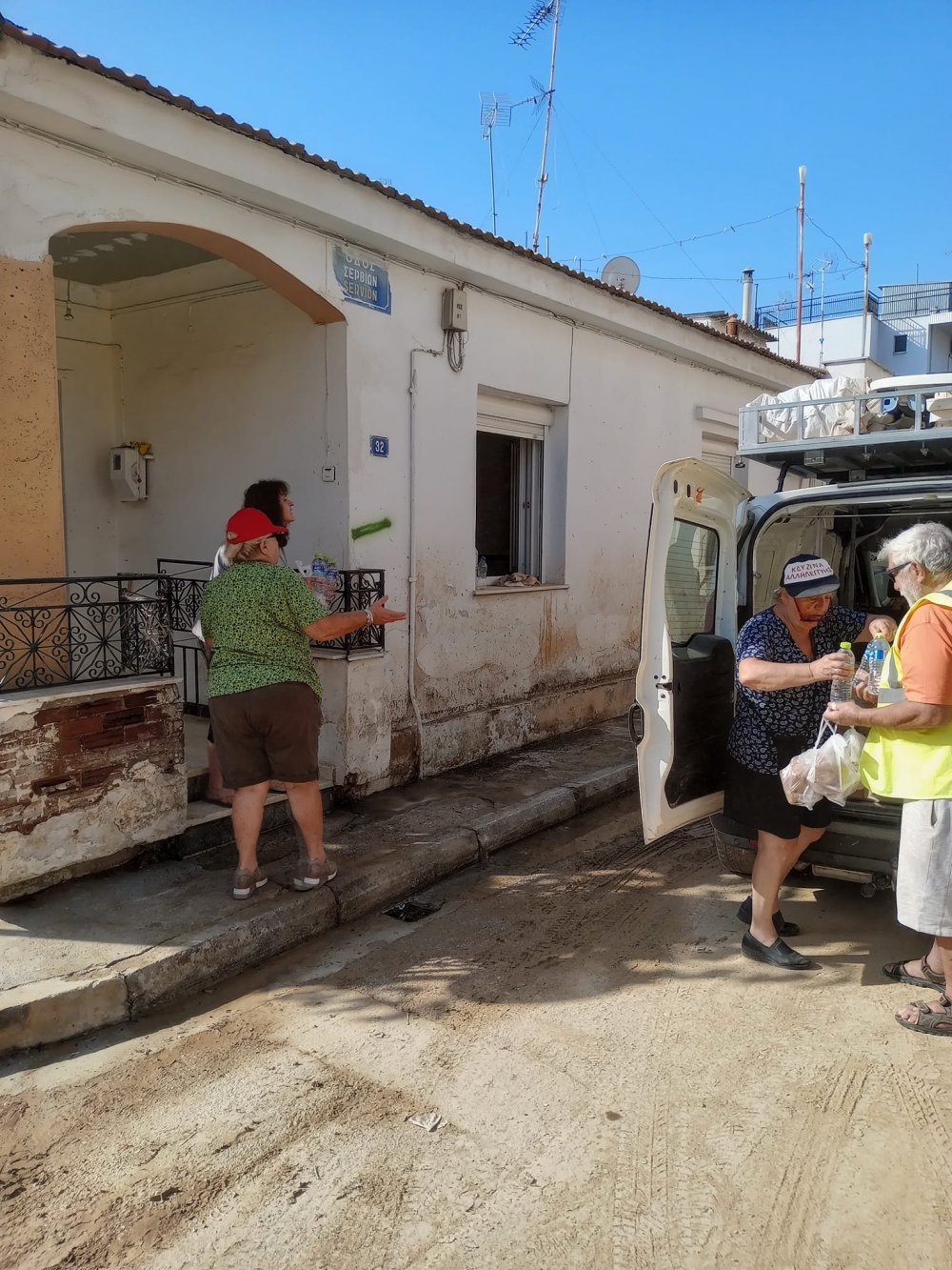 H Κουζίνα Αλληλεγγύης Βόλου μοίρασε φαγητό και νερά στην περιοχή Παλαιό Λιμεναρχείο Βόλου