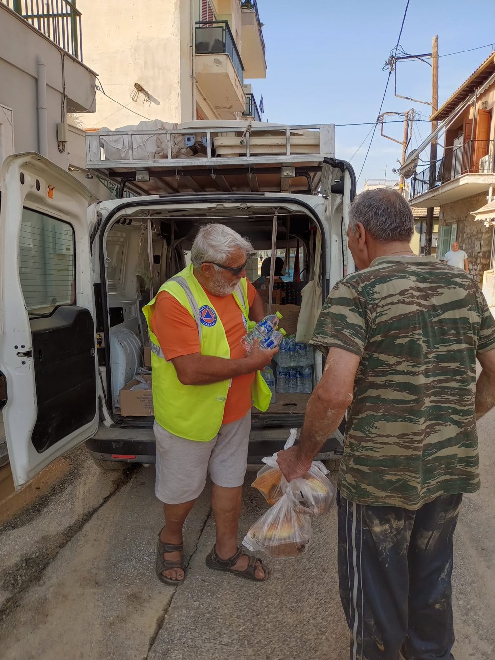 H Κουζίνα Αλληλεγγύης Βόλου μοίρασε φαγητό και νερά στην περιοχή Παλαιό Λιμεναρχείο Βόλου 