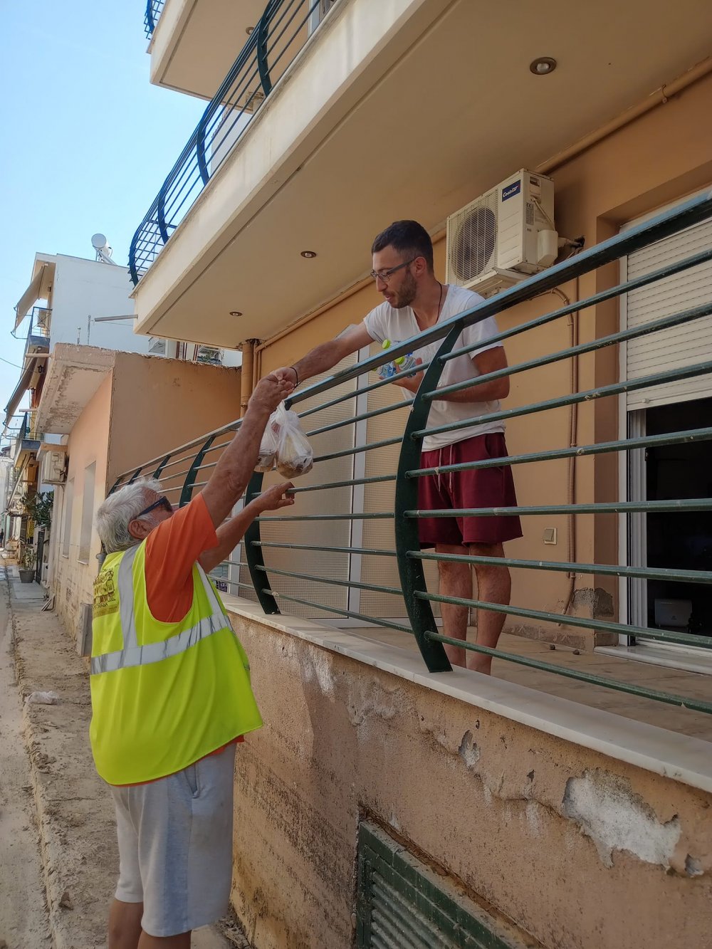 H Κουζίνα Αλληλεγγύης Βόλου μοίρασε φαγητό και νερά στην περιοχή Παλαιό Λιμεναρχείο Βόλου