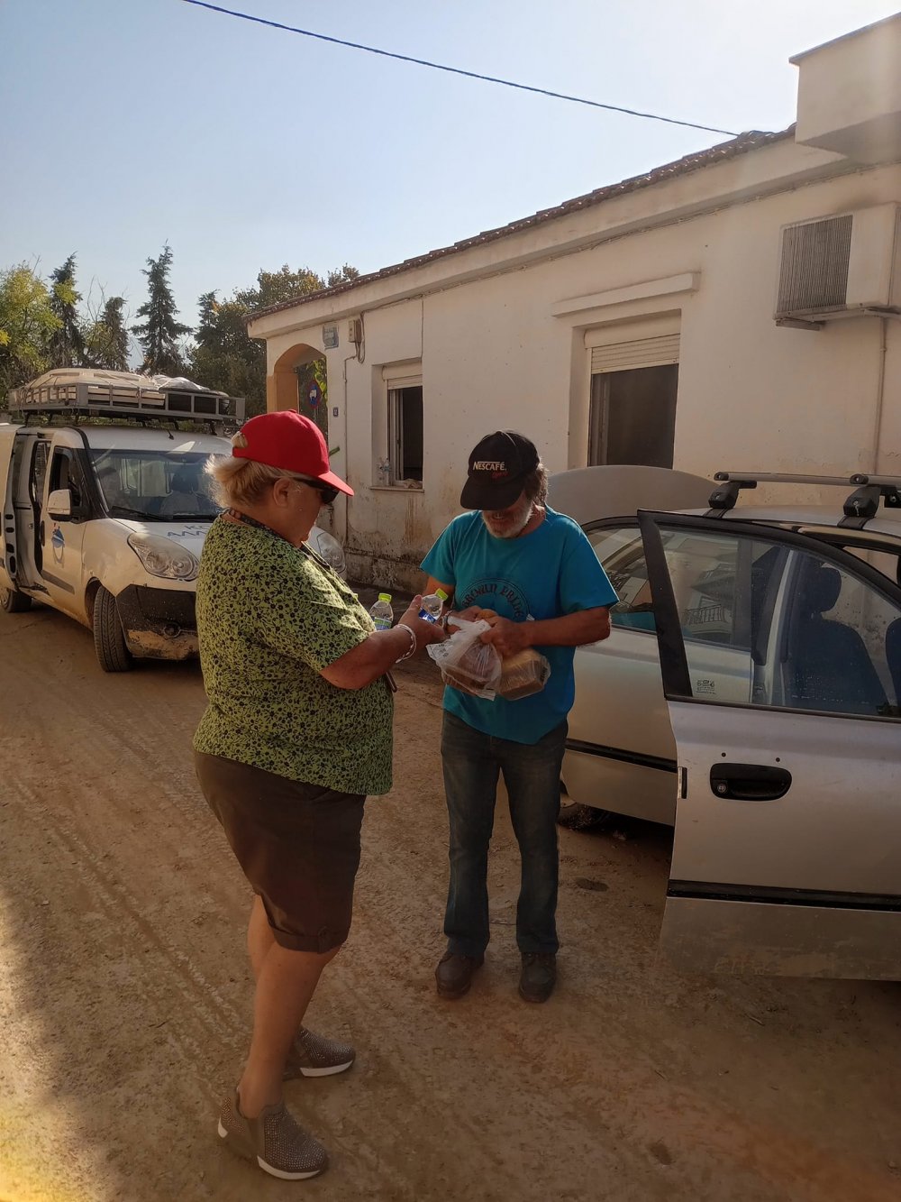 H Κουζίνα Αλληλεγγύης Βόλου μοίρασε φαγητό και νερά στην περιοχή Παλαιό Λιμεναρχείο Βόλου 