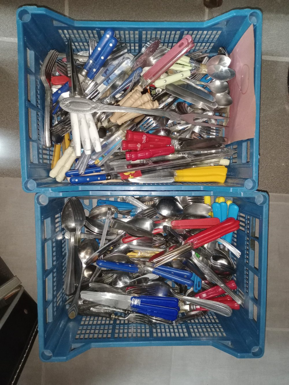 Η Κουζίνα Αλληλεγγύης Βόλου μοίρασε διάφορα είδη στους πληγέντες από τις πλημμύρες στο Βόλο