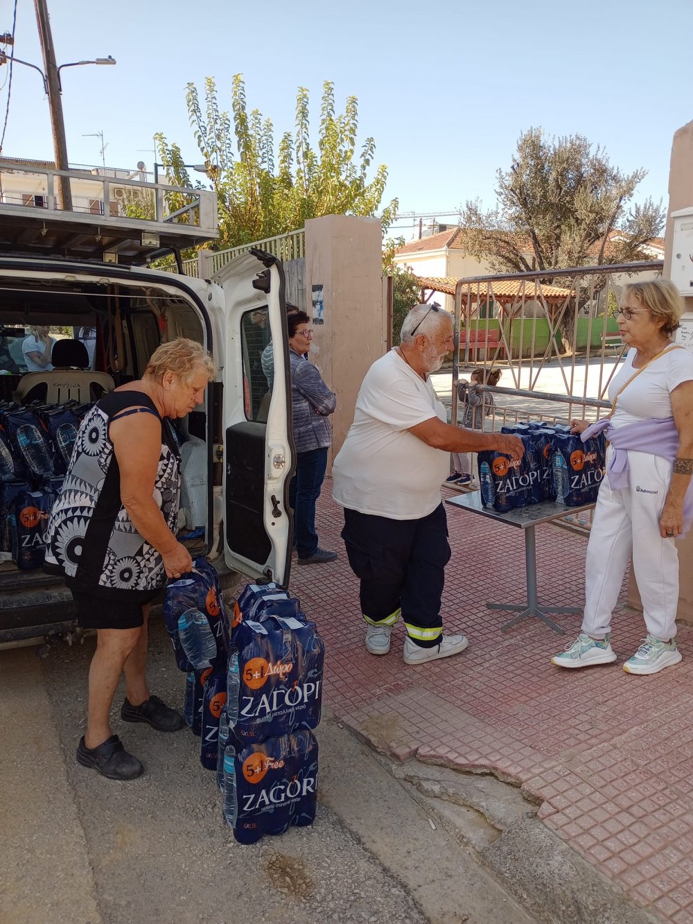 Η Κουζίνα Αλληλεγγύης Βόλου και η Λέσχη Εθελοντών Βόλου πρόσφεραν νερά στο 9ο Δημοτικό Σχολείο Βόλου