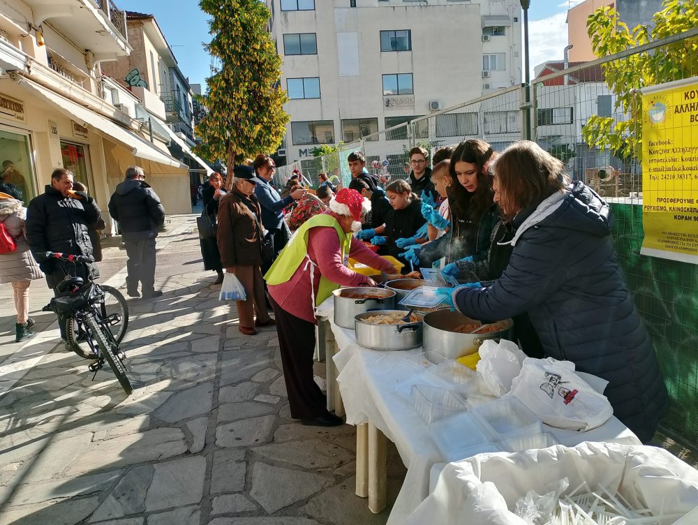 Η Κουζίνα Αλληλεγγύης Βόλου και οι μαθητές του Μουσικού Σχολείου Βόλου πρόσφεραν γεύματα στην Πλατεία Πανεπιστημίου
