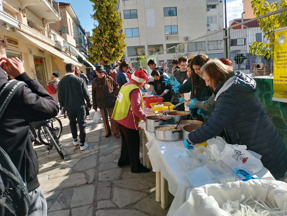 Η Κουζίνα Αλληλεγγύης Βόλου και οι μαθητές του Μουσικού Σχολείου Βόλου πρόσφεραν γεύματα στην Πλατεία Πανεπιστημίου