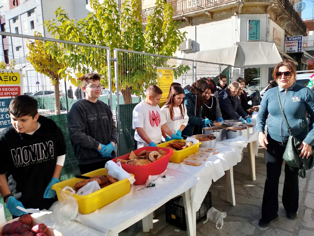 Η Κουζίνα Αλληλεγγύης Βόλου και οι μαθητές του Μουσικού Σχολείου Βόλου πρόσφεραν γεύματα στην Πλατεία Πανεπιστημίου
