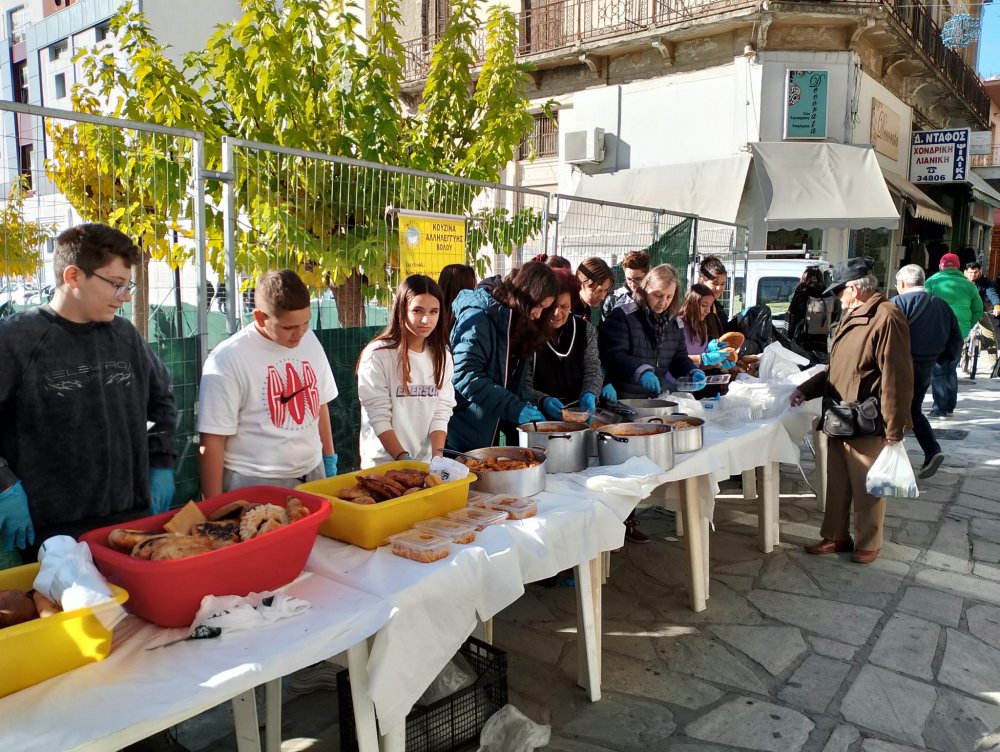 Η Κουζίνα Αλληλεγγύης Βόλου και οι μαθητές του Μουσικού Σχολείου Βόλου πρόσφεραν γεύματα στην Πλατεία Πανεπιστημίου 