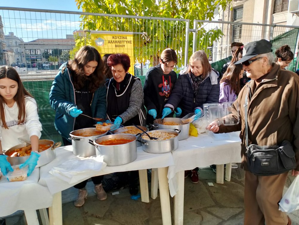 Η Κουζίνα Αλληλεγγύης Βόλου και οι μαθητές του Μουσικού Σχολείου Βόλου πρόσφεραν γεύματα στην Πλατεία Πανεπιστημίου