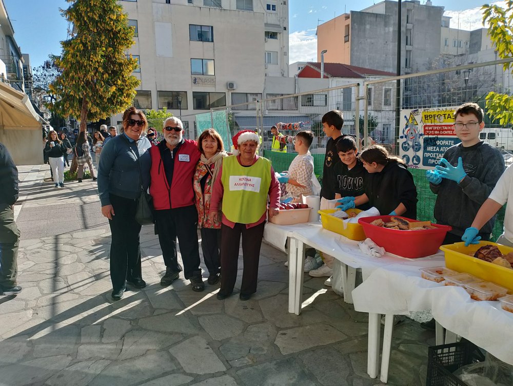 Η Κουζίνα Αλληλεγγύης Βόλου και οι μαθητές του Μουσικού Σχολείου Βόλου πρόσφεραν γεύματα στην Πλατεία Πανεπιστημίου 