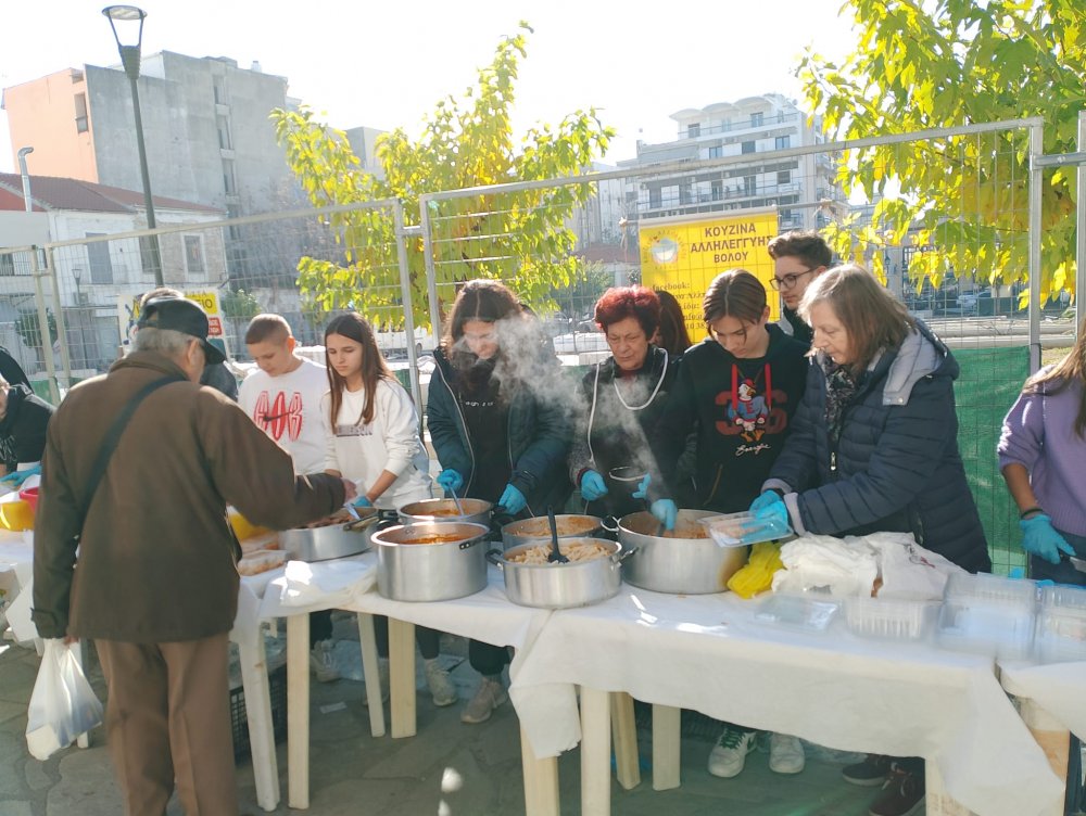Η Κουζίνα Αλληλεγγύης Βόλου και οι μαθητές του Μουσικού Σχολείου Βόλου πρόσφεραν γεύματα στην Πλατεία Πανεπιστημίου