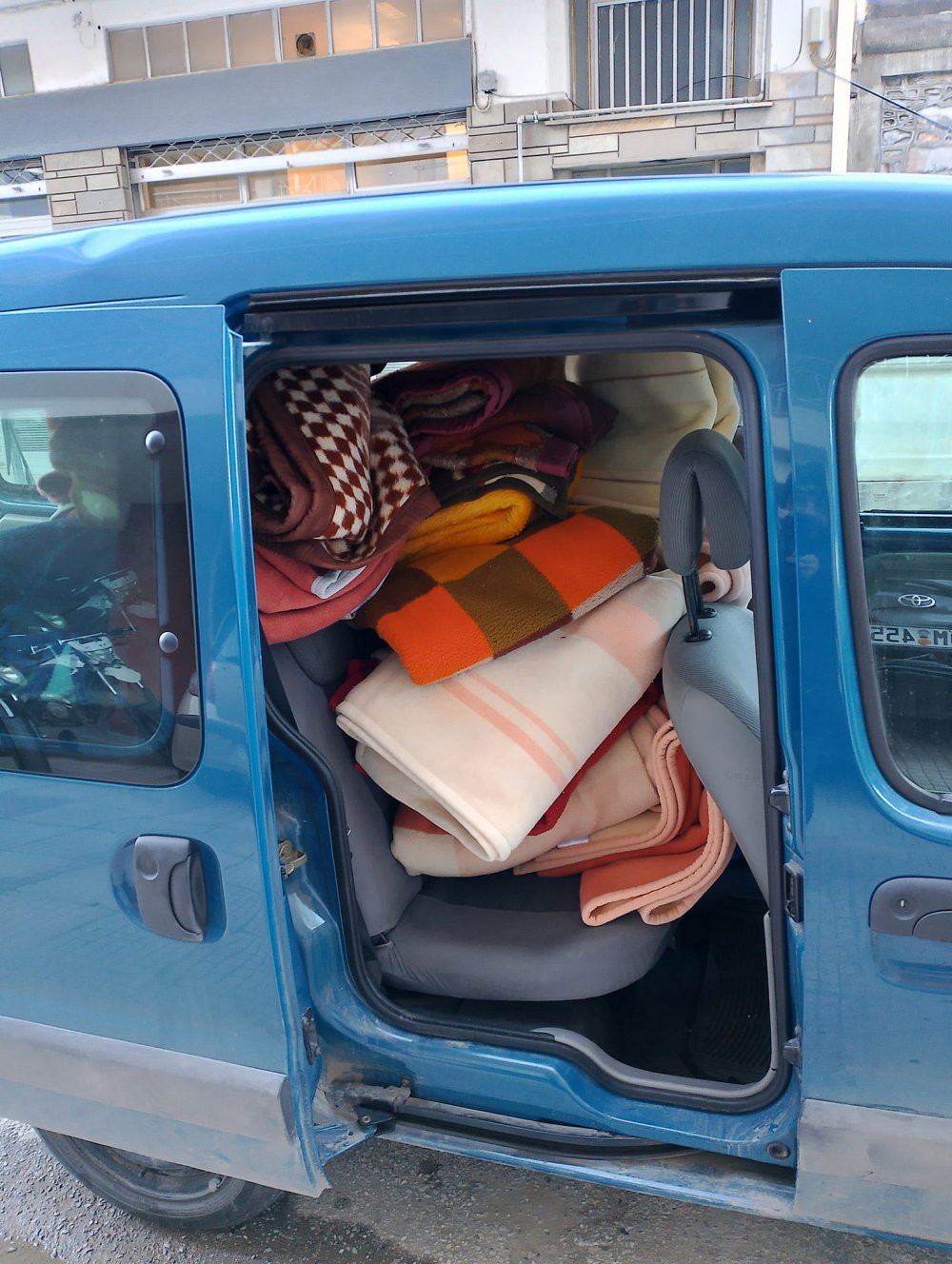 Η Κουζίνα Αλληλεγγύης Βόλου χάρισε κουβέρτες στο Σουρλίγκειο Ίδρυμα Καναλίων