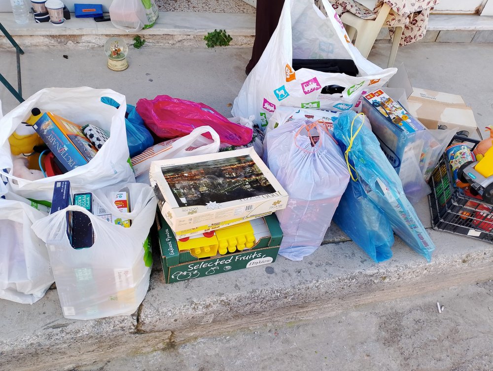 Η Κουζίνα Αλληλεγγύης Βόλου πρόσφερε νερά, βιβλία και παιχνίδια στο 17ο Δημοτικό Σχολείο Βόλου 