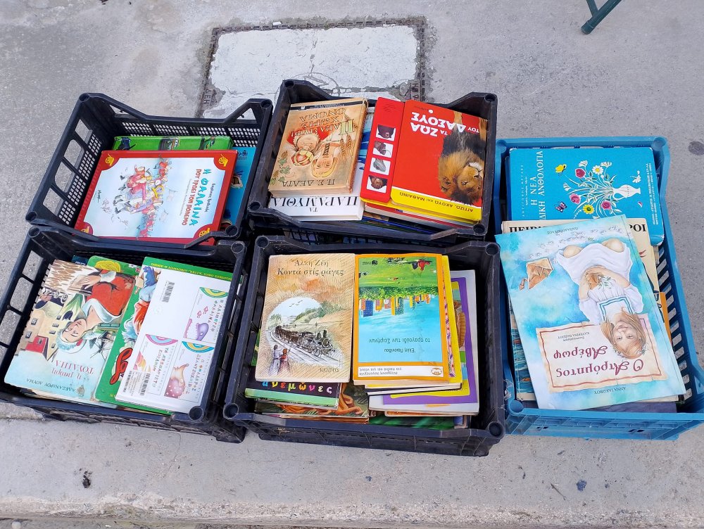 Η Κουζίνα Αλληλεγγύης Βόλου πρόσφερε νερά, βιβλία και παιχνίδια στο 17ο Δημοτικό Σχολείο Βόλου 