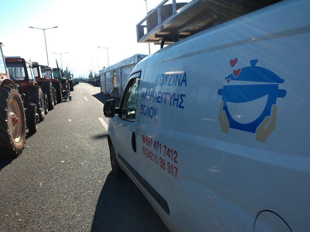 Η Κουζίνα Αλληλεγγύης Βόλου στους αγρότες στις Μικροθήβες