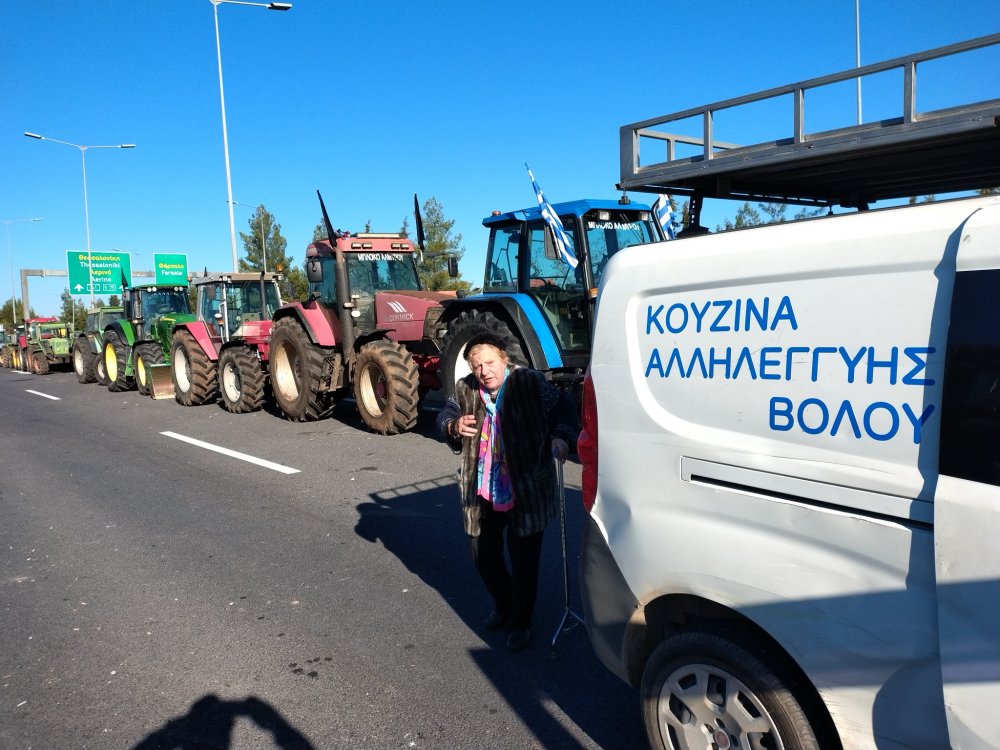 Η Κουζίνα Αλληλεγγύης Βόλου στους αγρότες στις Μικροθήβες